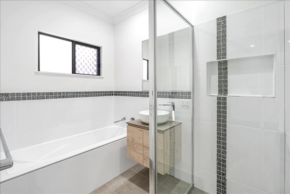 Home Design Internal. Bathroom. Bathtub. Vanity. Shower Screen.