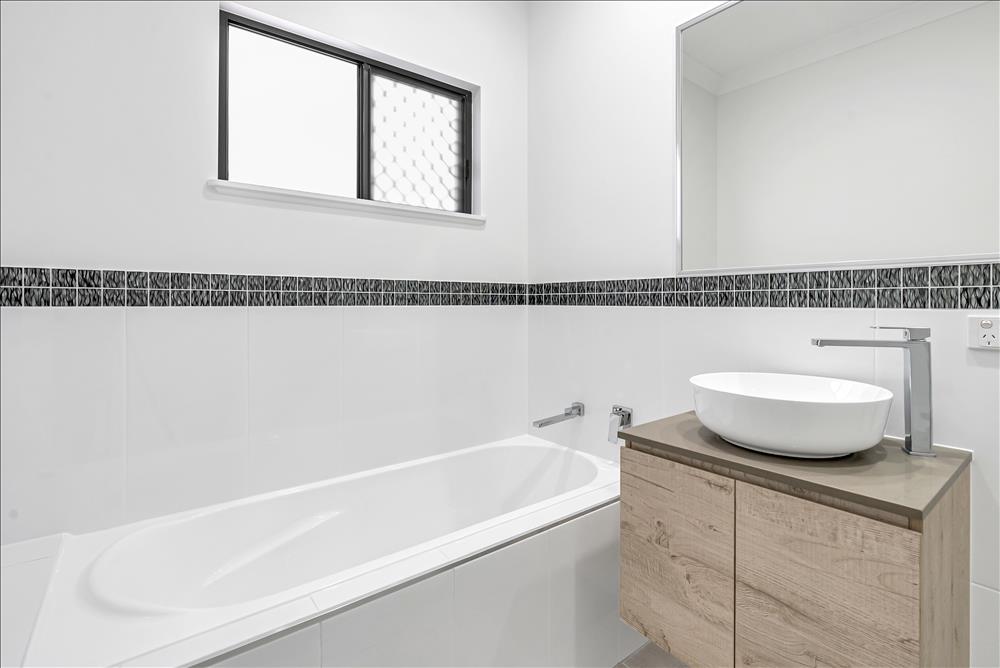 Home Design Internal. Bathroom. Bathtub. Vanity.