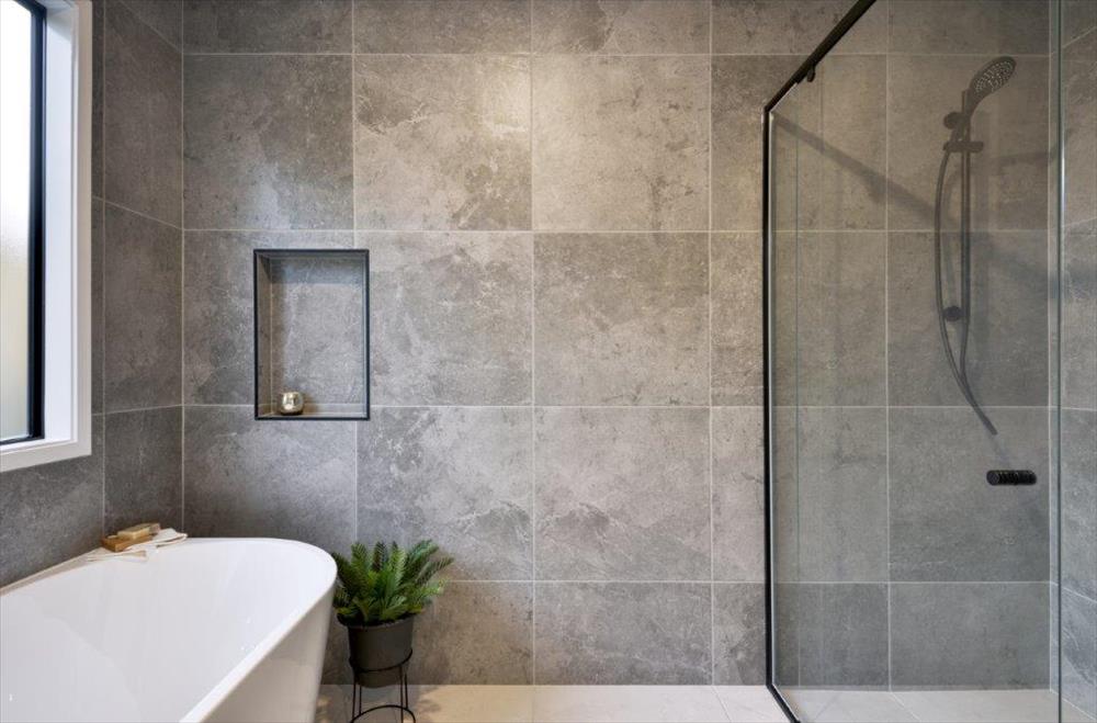 Home Design Internal. Bathroom. Bath Tub. Shower Screen.