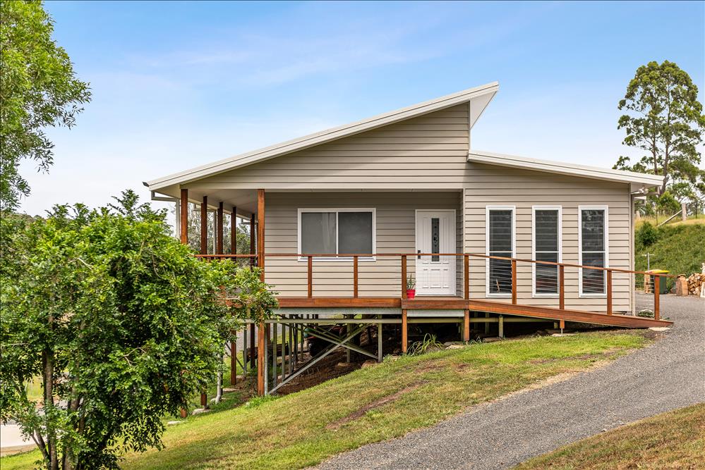 front elevation showing Hardies Scyon Linea weatherboard cladding, wire balustrade, hardwood timber posts and roofline